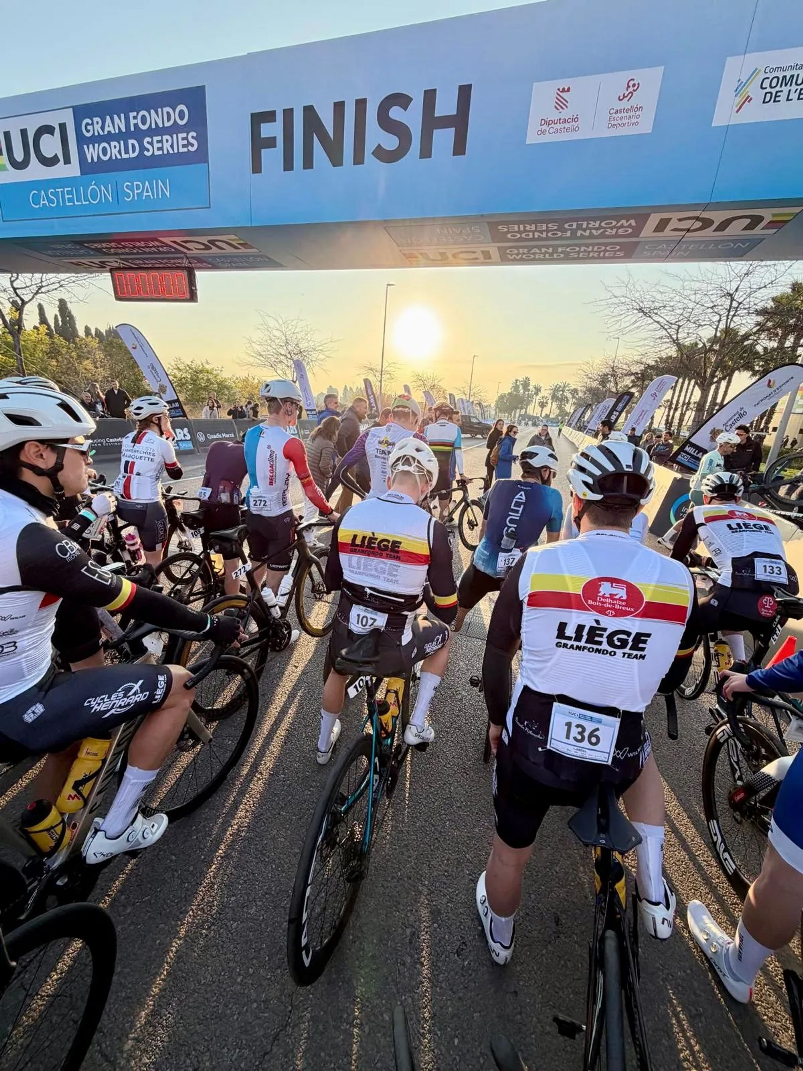 Coureurs du LGFT sur la grille de départ d’une épreuve UCI Gran Fondo World Series, soleil levant