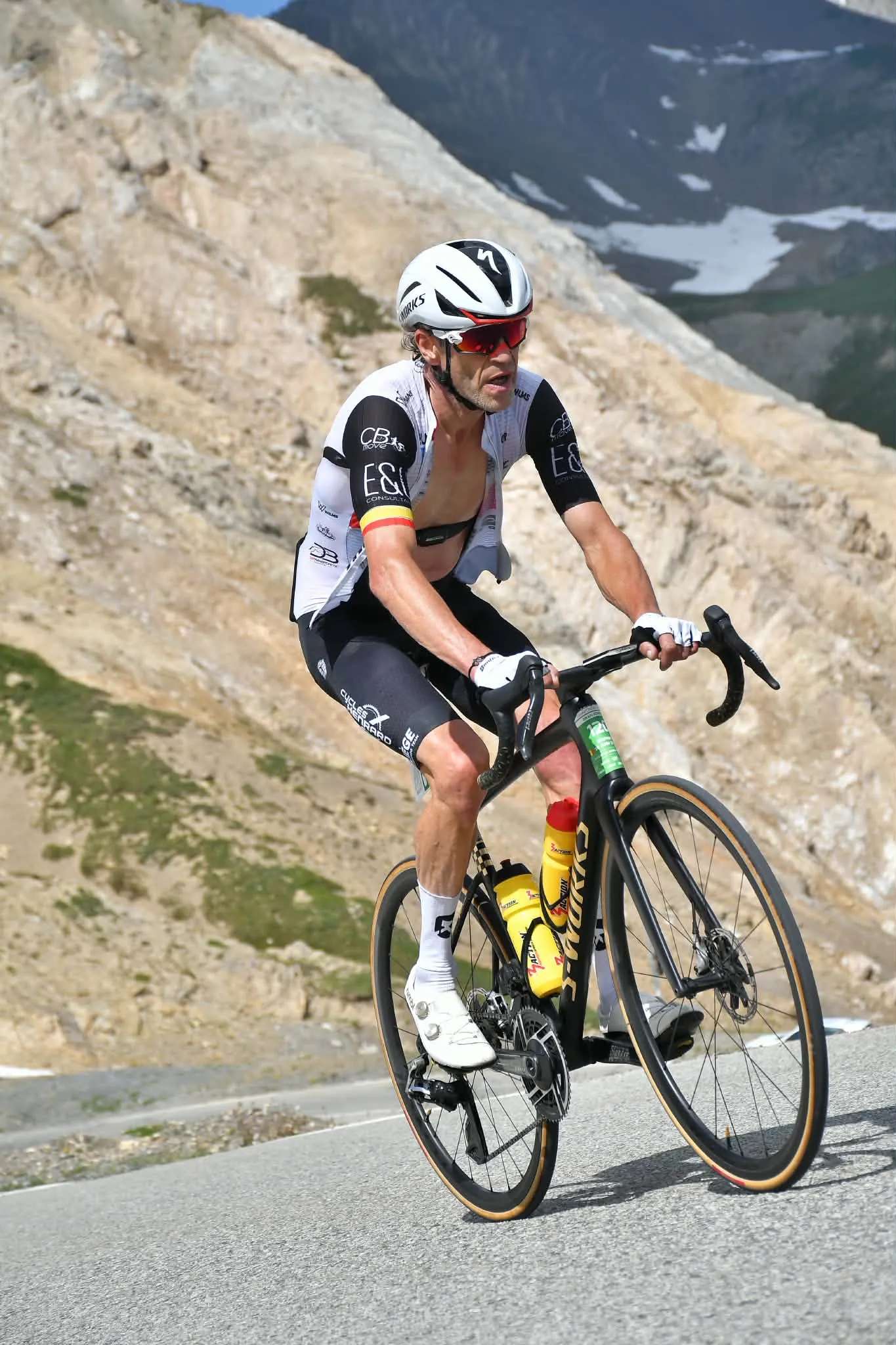 Coureur LGFT dans un col aux parois rocheuses, sous le soleil
