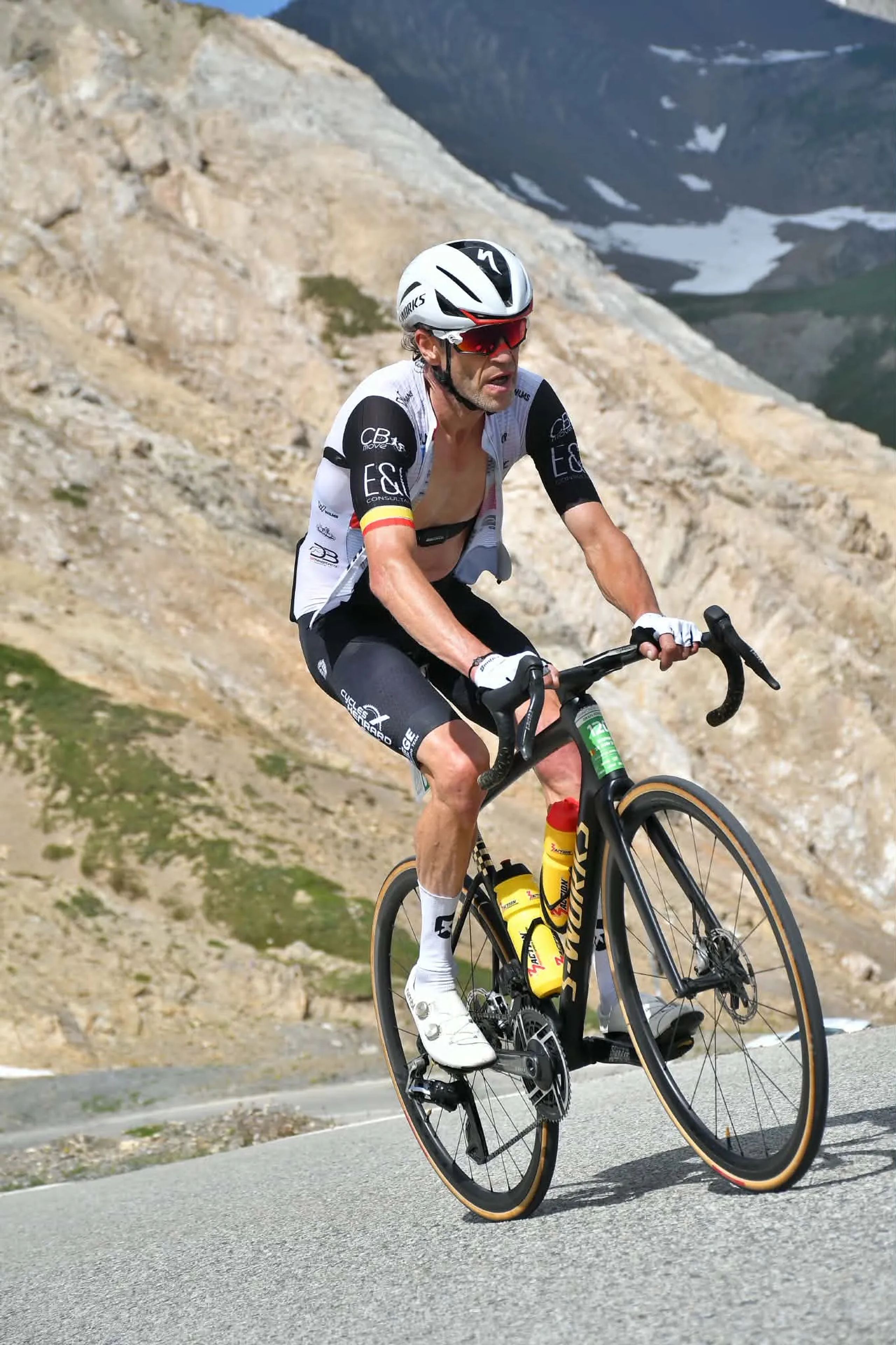 Coureur LGFT dans un col aux parois rocheuses, sous le soleil