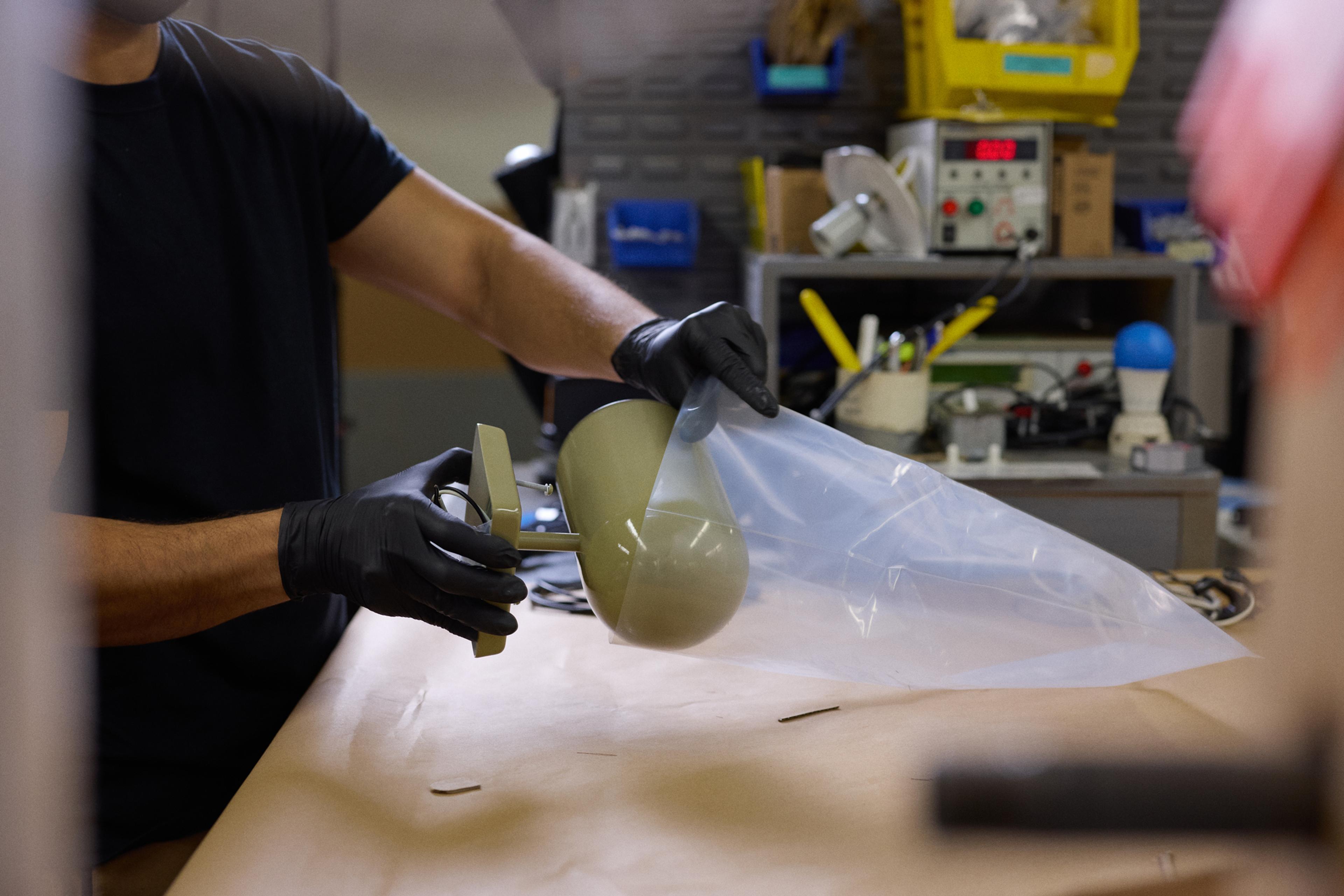 hands packaging light picture