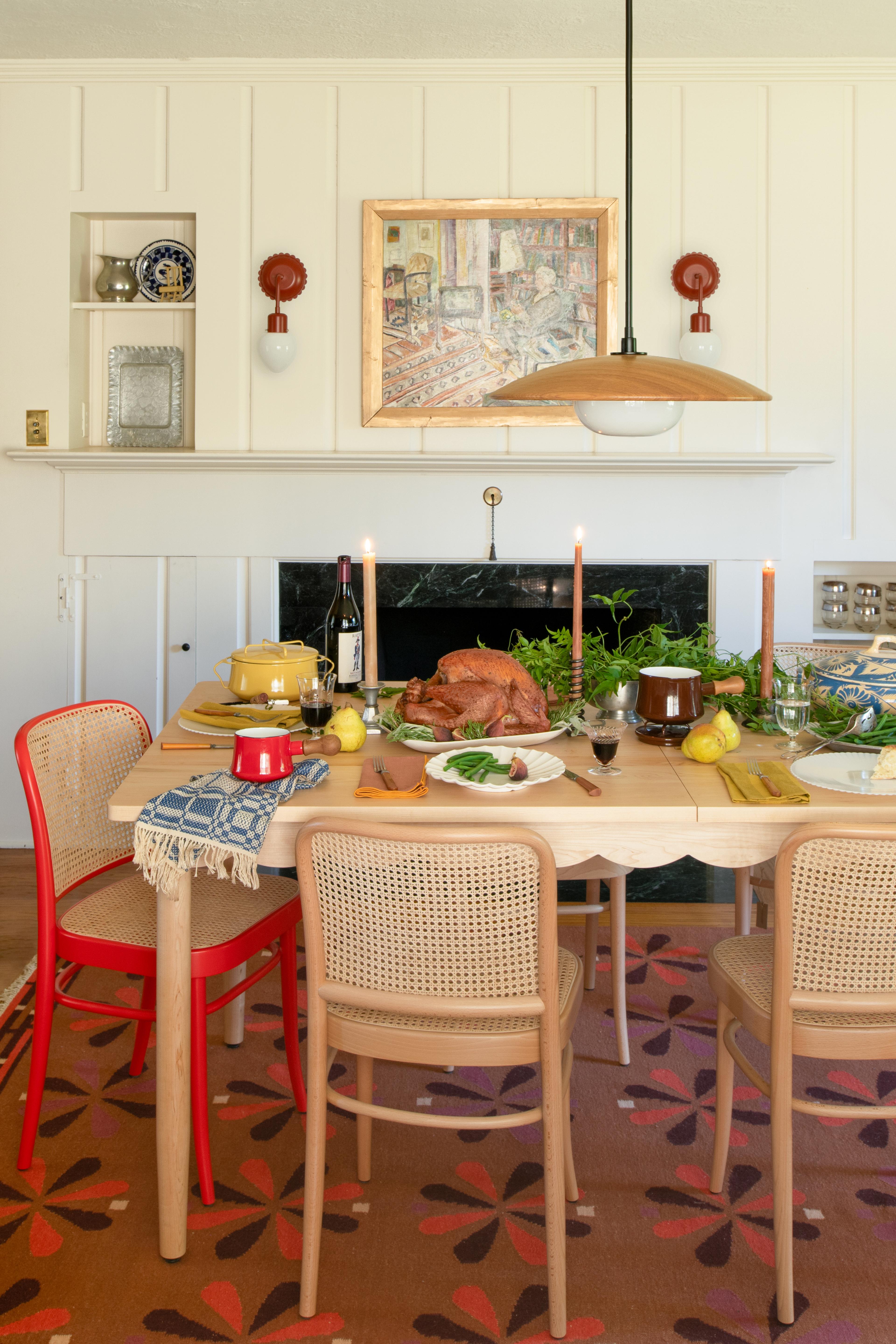 Cozy dinner table. 