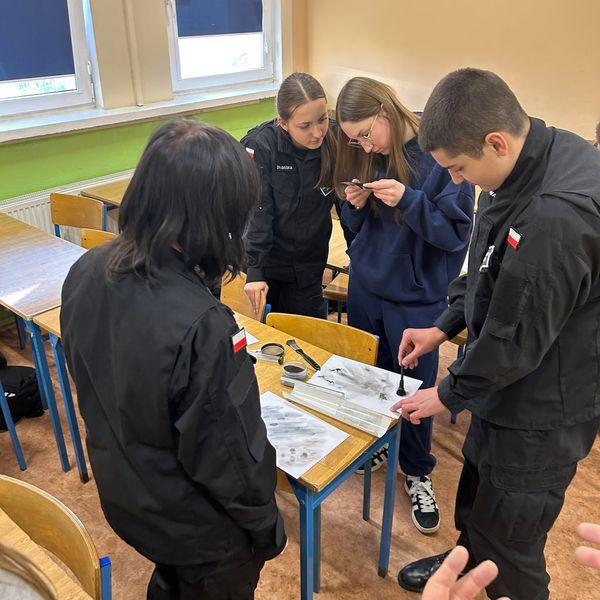 Zajęcia z technikiem  W poniedziałek 10 lutego uczniowie klasy policyjnej uczestniczyli w zajęciach  (zdjęcie 2)
