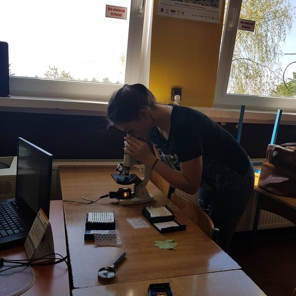 Świat mikro na zajęciach dodatkowych z biologii W maju odbyły się zajęcia dodatkowe z biologii, na k (zdjęcie 5)