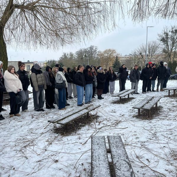 Zaległe zdjęcia, z ostatniego apelu :)  Stypendia Dyrektora oraz wyróżnienia za frekwencję dla uczni (zdjęcie 2)