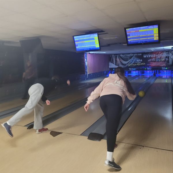 W środę 12 marca klasa ITI świętowała wspólnie z wychowawcą Dzień Kobiet i Mężczyzn w kręgielni (zdjęcie 5)