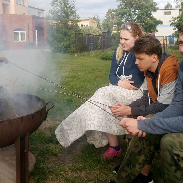 Bitewny kurz Menedżerady już opadł, a grupa zwycięzców z klasy II TA wraz z wychowawcą Mirosławą Kru (zdjęcie 23)
