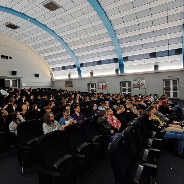 W czwartek 12.09.2024 społeczność ZSM przyjęła zaproszenie na spektakl "Serce z Internetu" Poznański (zdjęcie 5)