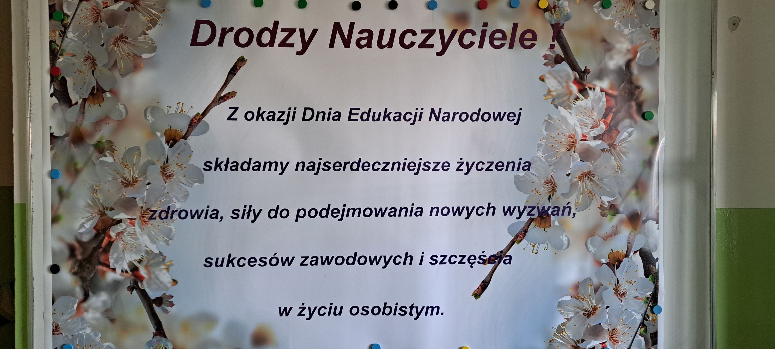 Z okazji Dnia Nauczyciela  Uczennice Weronika i Ola w mieniu całej społeczności uczniowskiej zorgani (zdjęcie 3)