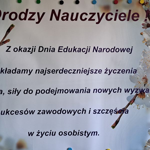 Z okazji Dnia Nauczyciela  Uczennice Weronika i Ola w mieniu całej społeczności uczniowskiej zorgani (zdjęcie 3)
