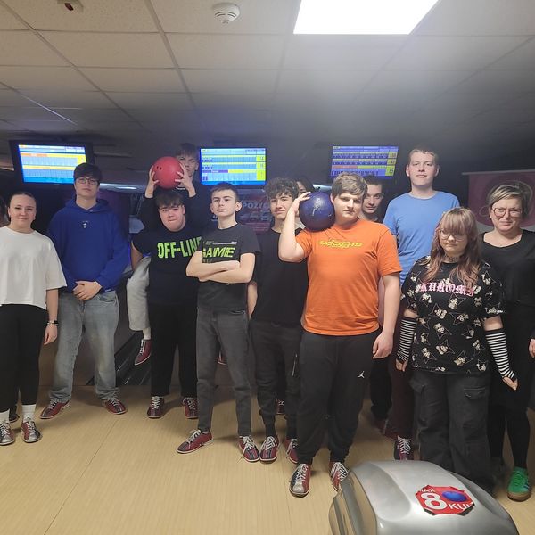 W środę 12 marca klasa ITI świętowała wspólnie z wychowawcą Dzień Kobiet i Mężczyzn w kręgielni (zdjęcie 6)