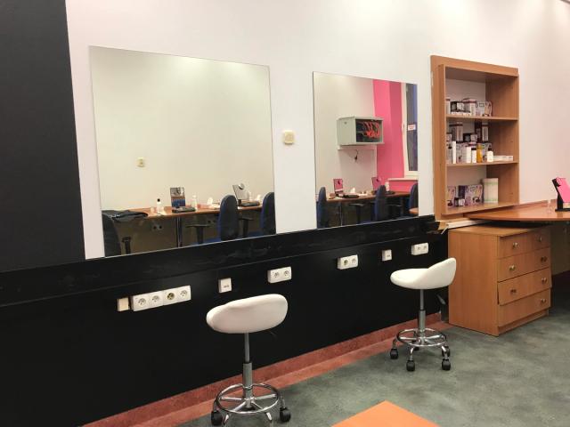 Profil kosmetyczny ZSM Świecie — uczennice w trakcie zajęć praktycznych