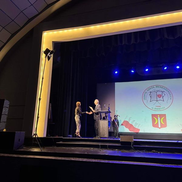 Zakończenie roku szkolnego maturzystów ZSM odbyło się w kinie wrzos o godzinie 11 (zdjęcie 7)