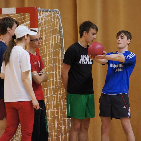 Dzień Sportu i Zdrowia w Zespole Szkół Menedżerskich w Świeciu ,,Olimpiada zdrowia” – biegi, rzut do (zdjęcie 5)