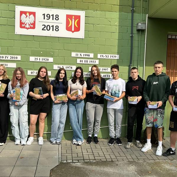 Witamy naszych nowych uczniów z klas pierwszych w społeczności "Menedżera"