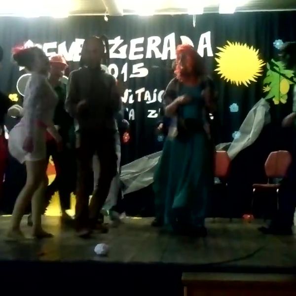 Klatka z filmu 1 — Menedżerada - występ klasy II LOMiejsce: Zespół Szkół Menedż