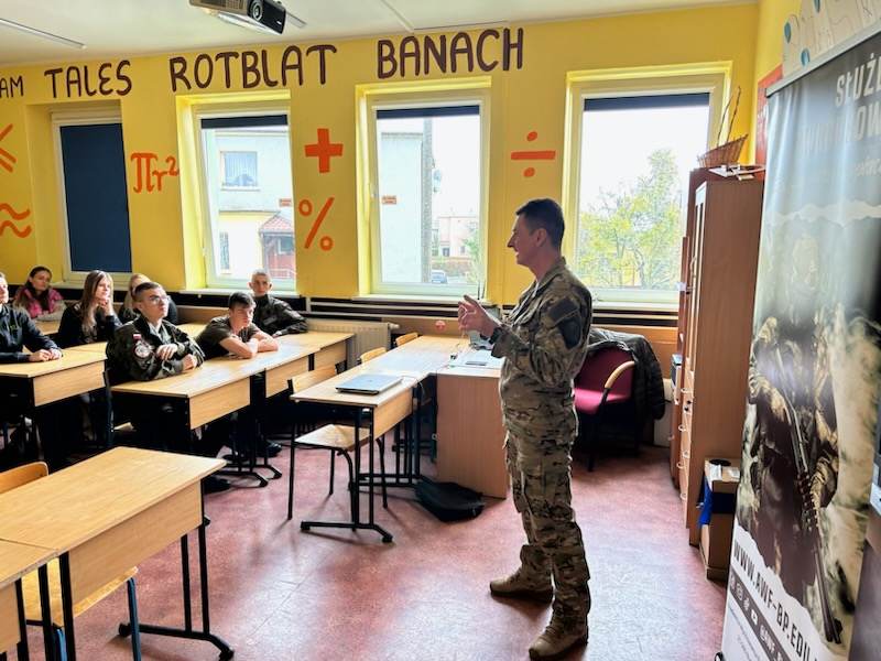 Maturzyści, studia i mundur (zdjęcie 2)