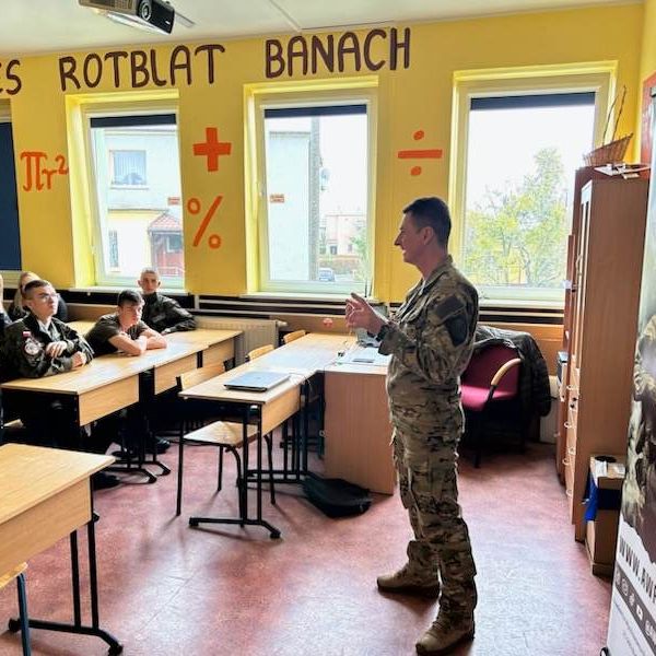 Maturzyści, studia i mundur (zdjęcie 2)