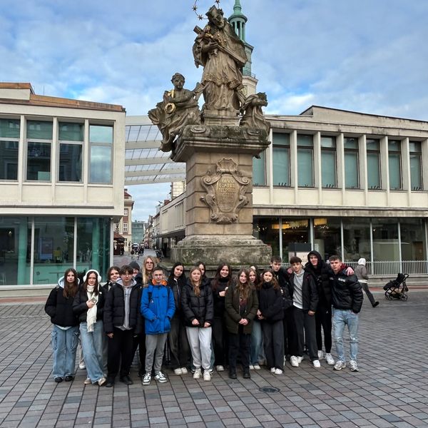 Grudnia uczniowie klasy II LOA oraz kilka osób z klasy III LOB uczestniczyło w wycieczce do Poznania