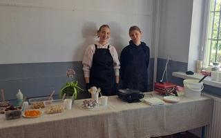 Z okazji Dnia Nauczyciela  Uczennice Weronika i Ola w mieniu całej społeczności uczniowskiej zorgani