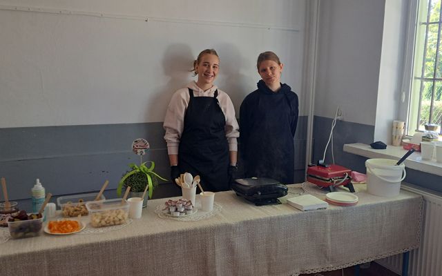 Z okazji Dnia Nauczyciela  Uczennice Weronika i Ola w mieniu całej społeczności uczniowskiej zorgani