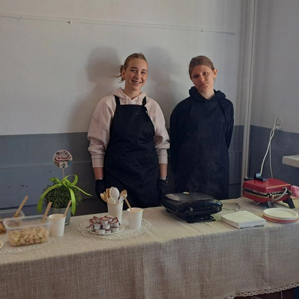 Z okazji Dnia Nauczyciela  Uczennice Weronika i Ola w mieniu całej społeczności uczniowskiej zorgani