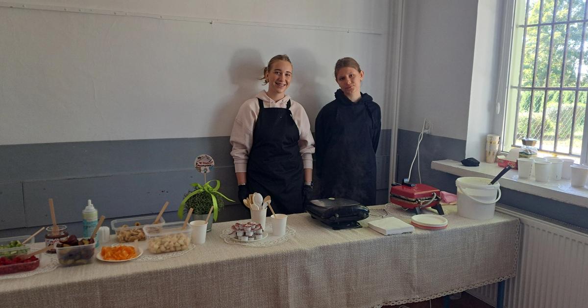 Z okazji Dnia Nauczyciela  Uczennice Weronika i Ola w mieniu całej społeczności uczniowskiej zorgani