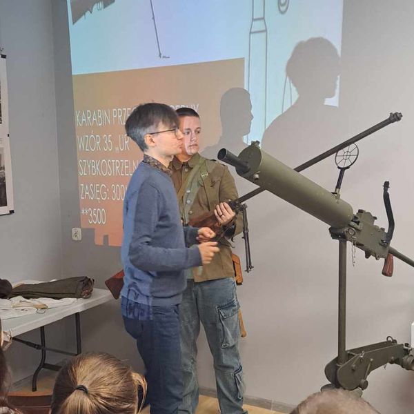 Serdecznie dziękujemy za zaproszenie na wspaniałą żywą lekcje historii Panu Michałowi Golińskiemu! W (zdjęcie 4)