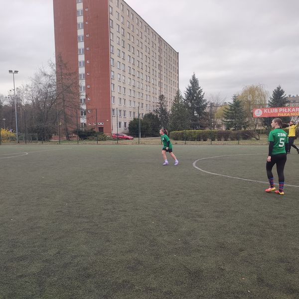 Półfinał zawodów wojewódzkich w piłkę nożną dziewcząt kończymy na I miejscu 🎉 Daje nam to awans na 