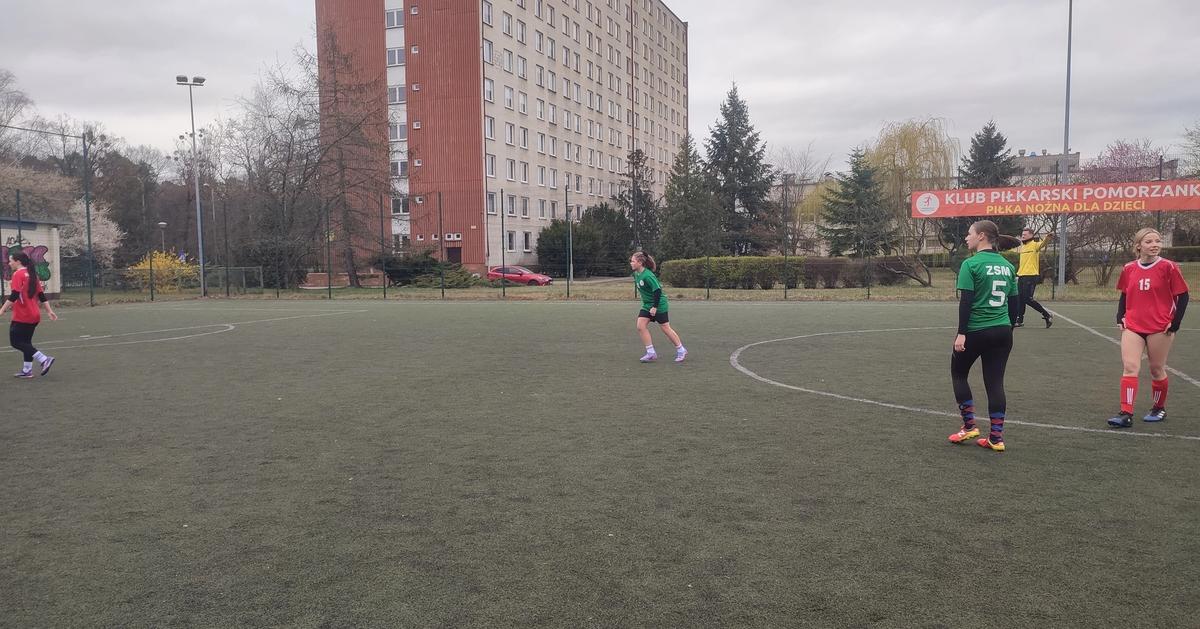Półfinał zawodów wojewódzkich w piłkę nożną dziewcząt kończymy na I miejscu 🎉 Daje nam to awans na 