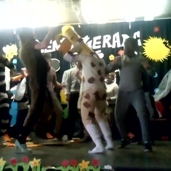 Klatka z filmu 2 — Menedżerada - występ klasy IV AMiejsce: Zespół Szkół Menedże