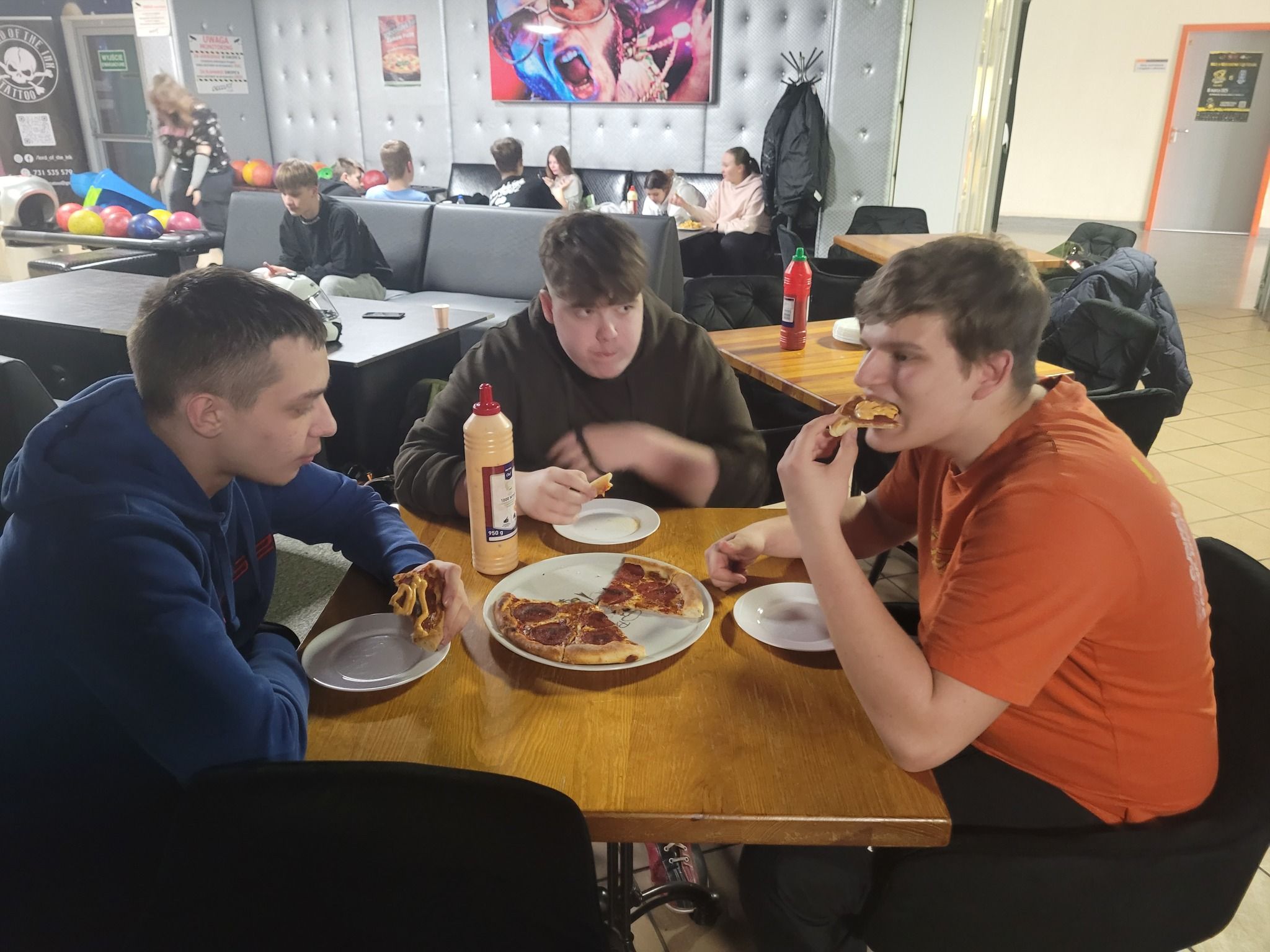 W środę 12 marca klasa ITI świętowała wspólnie z wychowawcą Dzień Kobiet i Mężczyzn w kręgielni (zdjęcie 3)