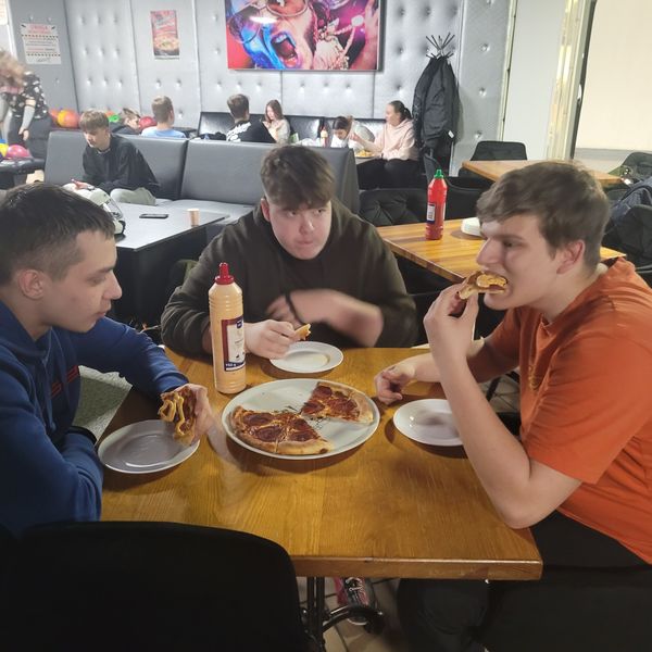 W środę 12 marca klasa ITI świętowała wspólnie z wychowawcą Dzień Kobiet i Mężczyzn w kręgielni (zdjęcie 3)