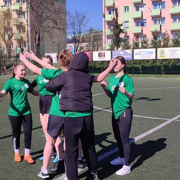 Zawody powiatowe w piłkę nożną dziewcząt (zdjęcie 2)