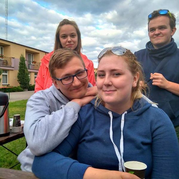 Bitewny kurz Menedżerady już opadł, a grupa zwycięzców z klasy II TA wraz z wychowawcą Mirosławą Kru (zdjęcie 9)