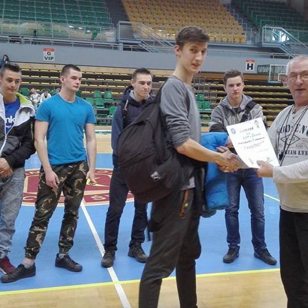 Udział naszej młodzieży w powiatowych zawodach ,,Licealiady” w koszykówce zakończył się dla chłopakó (zdjęcie 3)