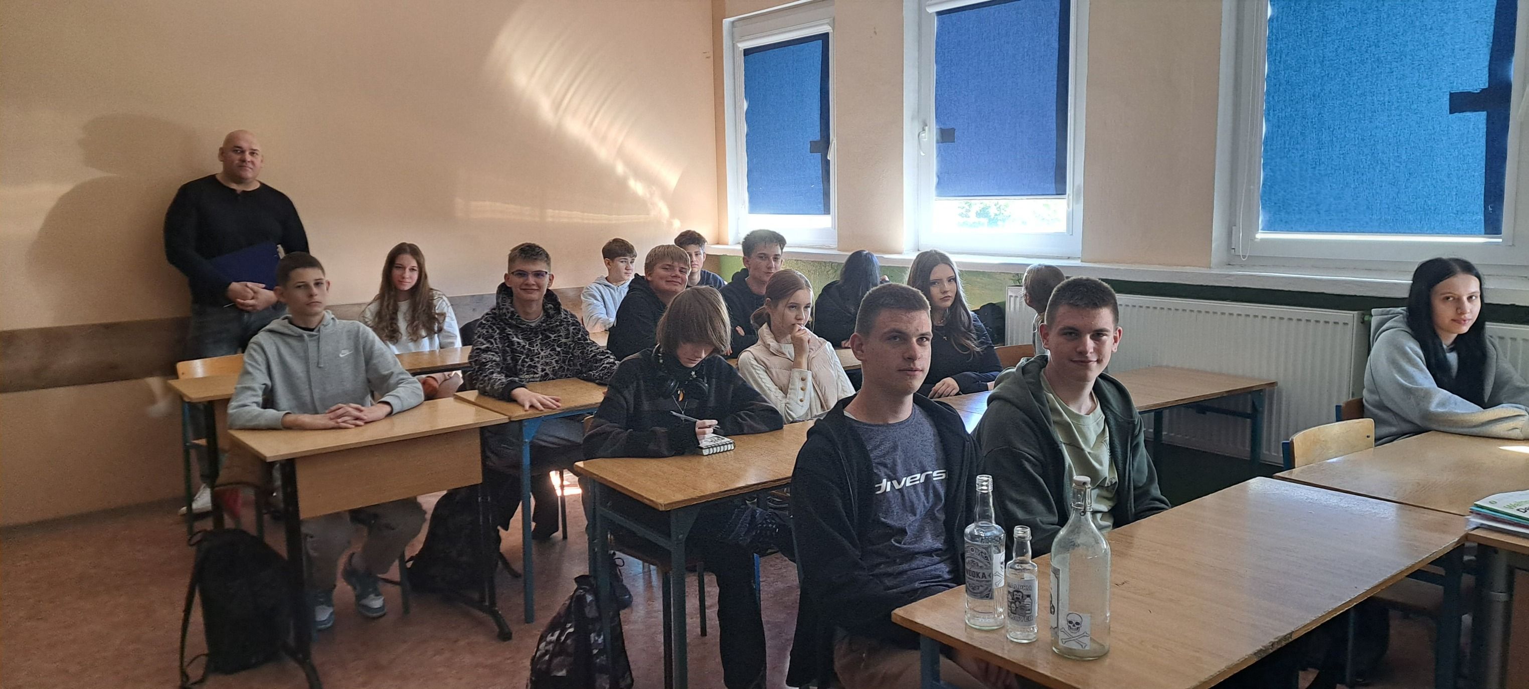 W ramach Tygodnia Bezpieczeństwa uczniowie klas pierwszych uczestniczyli w spotkaniu z panem mgr Woj
