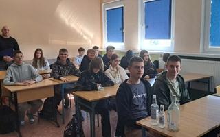 W ramach Tygodnia Bezpieczeństwa uczniowie klas pierwszych uczestniczyli w spotkaniu z panem mgr Woj