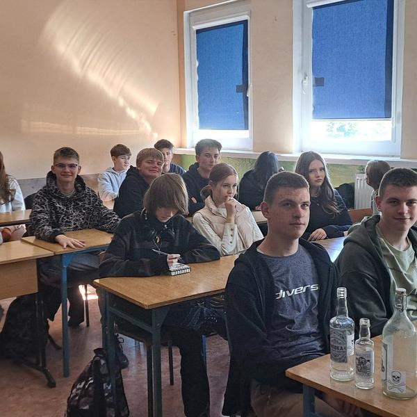 W ramach Tygodnia Bezpieczeństwa uczniowie klas pierwszych uczestniczyli w spotkaniu z panem mgr Woj