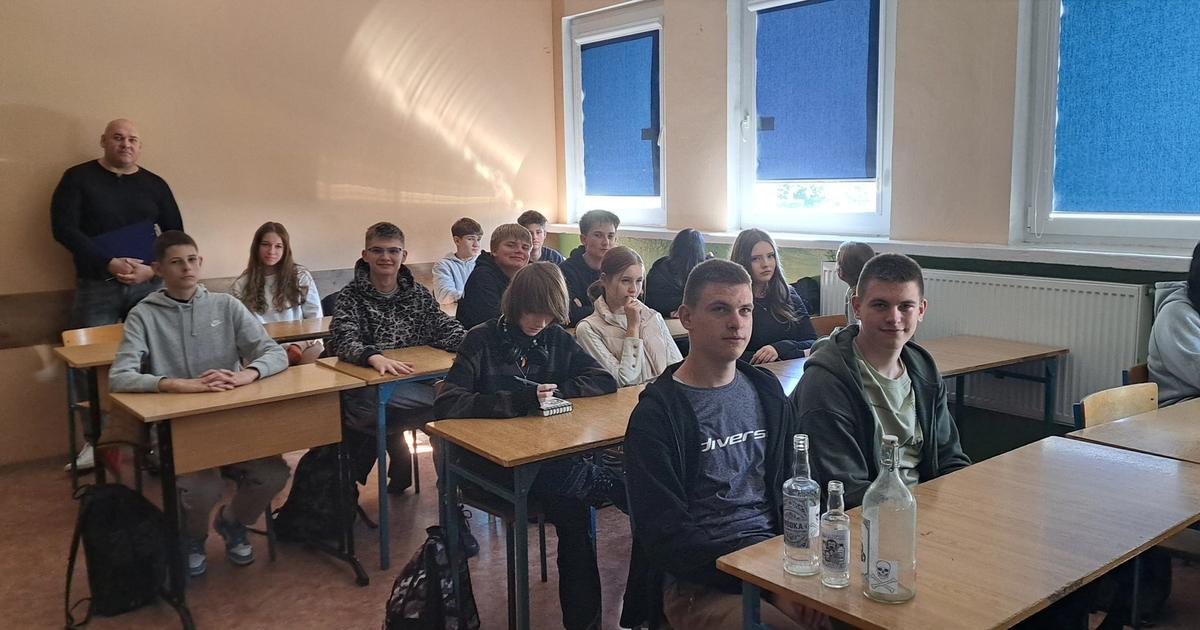 W ramach Tygodnia Bezpieczeństwa uczniowie klas pierwszych uczestniczyli w spotkaniu z panem mgr Woj