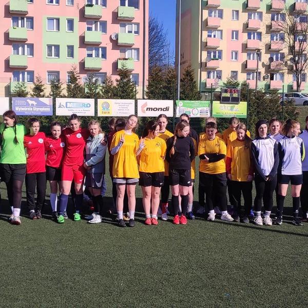 W dniu dzisiejszym reprezentacja naszej szkoły uczestniczy w powiatowych zawodach w piłkę nożną dzie