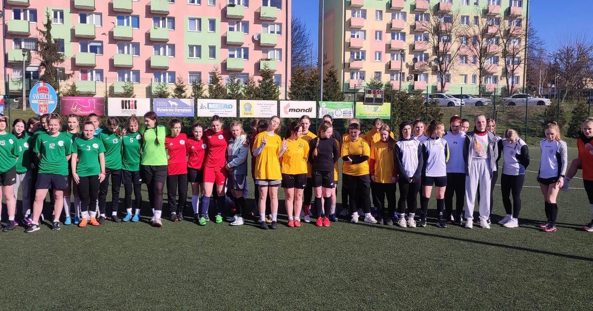 W dniu dzisiejszym reprezentacja naszej szkoły uczestniczy w powiatowych zawodach w piłkę nożną dzie