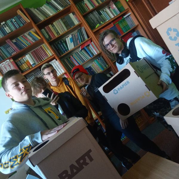 W roku szkolnym 2019/2020 Zespół Szkół Menedżerskich w Świeciu postanowił działać na rzecz ochrony ś (zdjęcie 4)