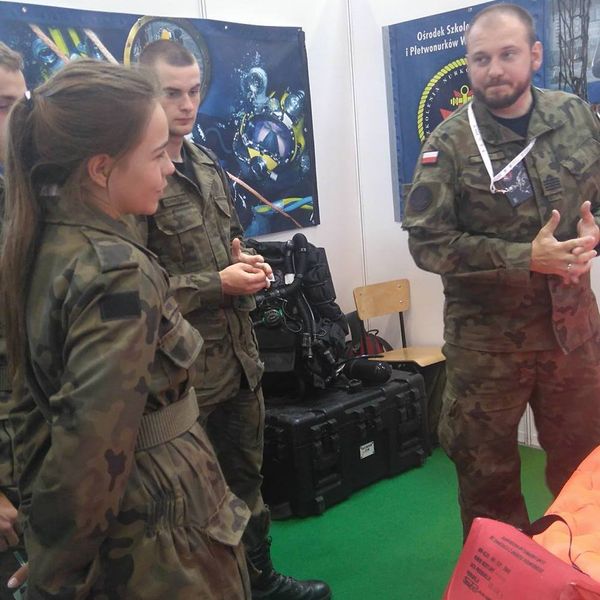 W dniu 2 czerwca 2017 roku uczniowie klas mundurowych wzięli udział w Targach Proobronnych "Pro Defe (zdjęcie 10)