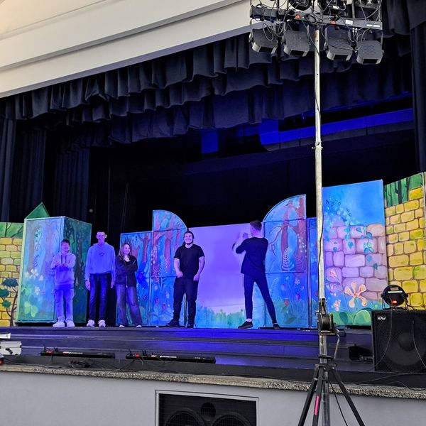 W czwartek 12.09.2024 społeczność ZSM przyjęła zaproszenie na spektakl "Serce z Internetu" Poznański (zdjęcie 2)