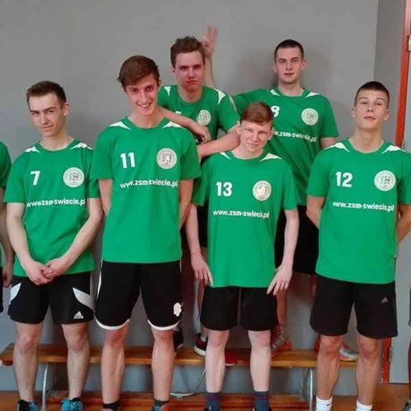 Udział naszej młodzieży w powiatowych zawodach ,,Licealiady” w koszykówce zakończył się dla chłopakó (zdjęcie 4)