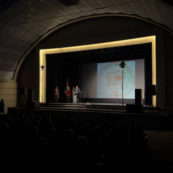 Września o godz.9.00 w sali widowiskowej Kina Wrzos, odbyła się uroczystość rozpoczęcia roku szkolne (zdjęcie 2)