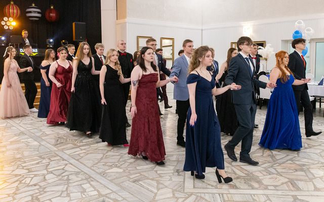 Extra Świecie: Studniówka 2026 w ZSM — polonez w Laskowicach