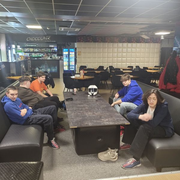 W środę 12 marca klasa ITI świętowała wspólnie z wychowawcą Dzień Kobiet i Mężczyzn w kręgielni (zdjęcie 2)