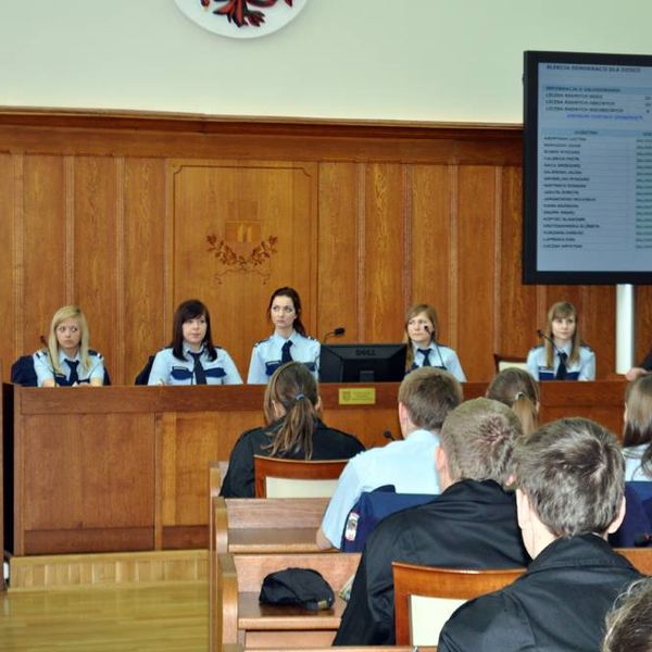 Lekcja inna niż wszystkie”  Dnia 9 kwietnia uczniowie klas I i II Zespołu Szkół Menedżerskich o prof (zdjęcie 4)