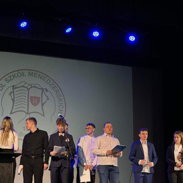 Zakończenie roku szkolnego maturzystów ZSM odbyło się w kinie wrzos o godzinie 11 (zdjęcie 2)